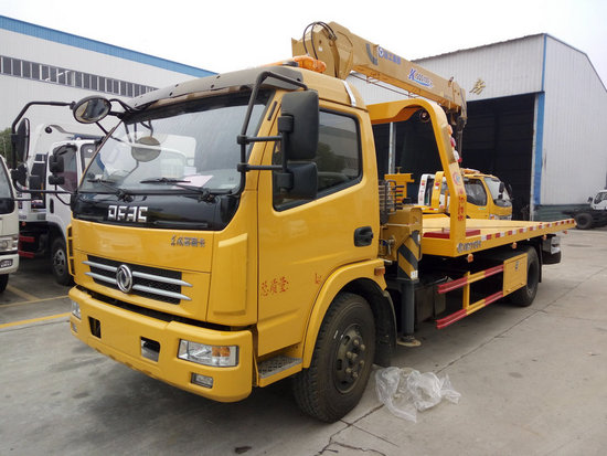 東風(fēng)多利卡國五一拖二清障車(帶吊機)